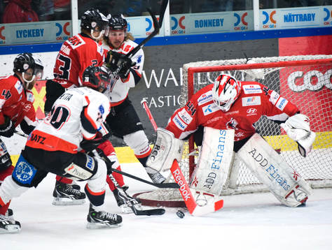 Henrik Hetta, Olofström, framför Timo Leinonen, målvakt,