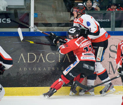 Jimmie Svensson, Karlskrona, stoppar Dave Lindarv,