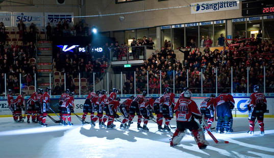 Karlskrona spelare tackar publiken, jubel