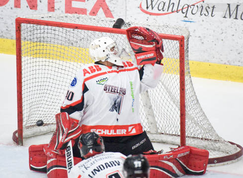 Marcus Lundell, målvakt, Olofström, släpper in pucken