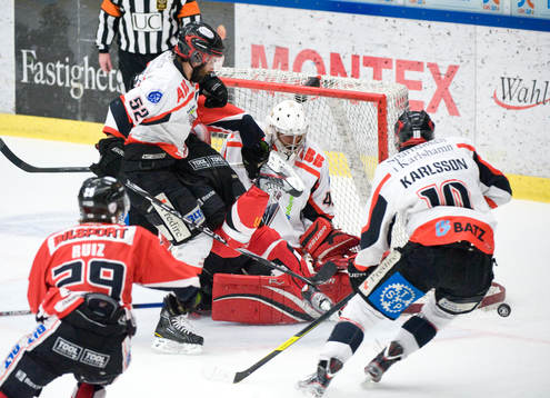 Emil Larsson, Karlskrona, flygger mellan två Olofström
