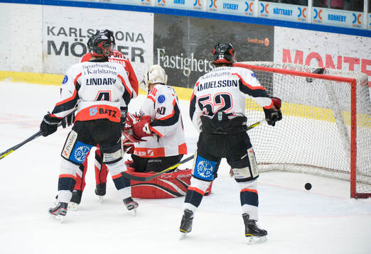 Marcus Lundell, målvakt, Olofström ser när pucken går i