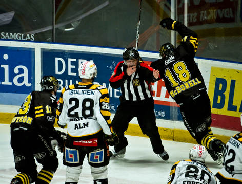 Thomas Andersson, domare och 3-1 av Kent McDonell, AIK
