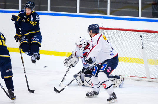 Sebastian Strandberg, HV71, hoppar över pucken som går i