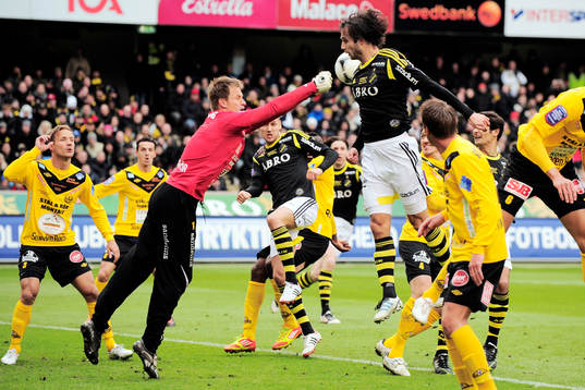 Mattias Asper, målvakt, Mjällby, boxar undan bollen
