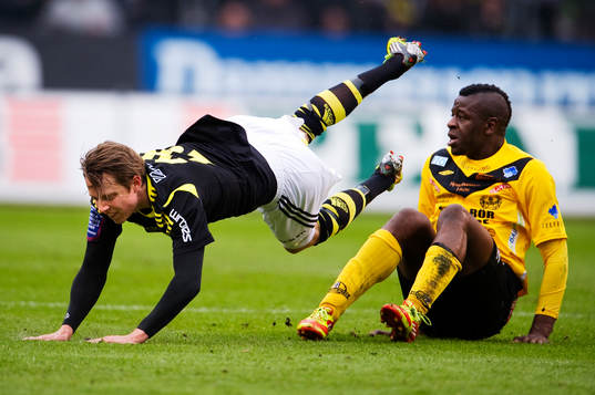 Viktor Lundberg, AIK, faller i en närkamp med Dominique
