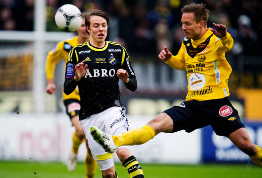 Viktor Lundberg, AIK, förlorar bollen mot Anders