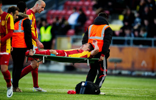 Admir Aganovic, Syrianska, bärs ut skadad på bår. Skada