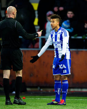 Tobias Sana, IFK Göteborg, blir tilldelad ett gult kort.