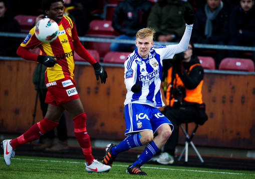Erik Lund, IFK Göteborg, slår ett inlägg