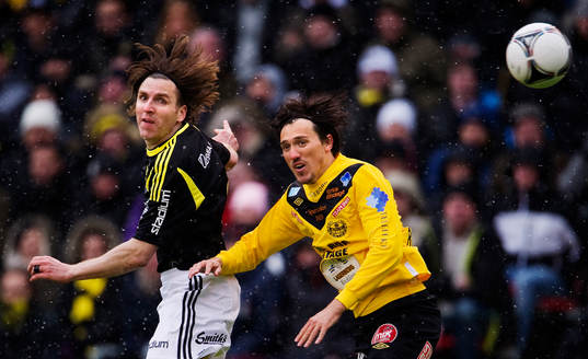 Nils Eric Johansson, AIK, vinner en luftduell mot Daniel