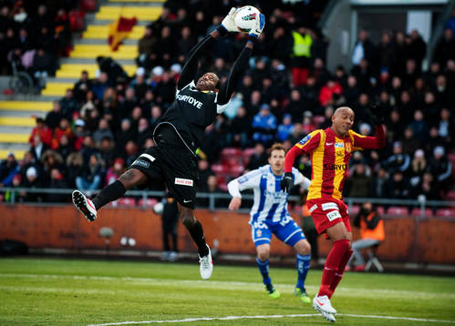 Dwayne Miller, målvakt, Syrianska, fångar bollen