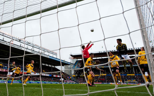 Mattias Asper, målvakt, Mjällby, boxar undan bollen på