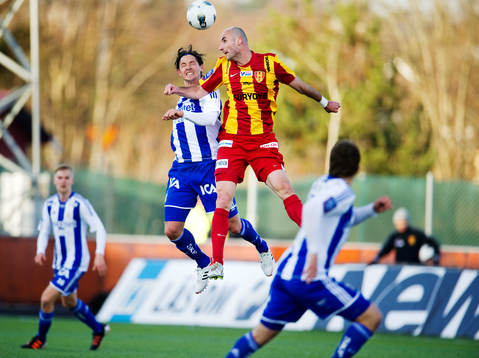Philip Haglund, IFK Göteborg, i en luftduell med Dinko