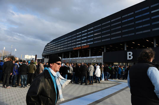 Folkmassa som vill in på matchen köar utanför, Swedbank
