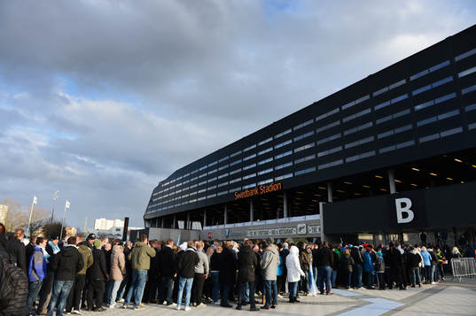 Folkmassa som vill in på matchen köar utanför, Swedbank