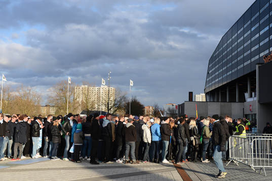 Folkmassa som vill in på matchen köar utanför. Kö