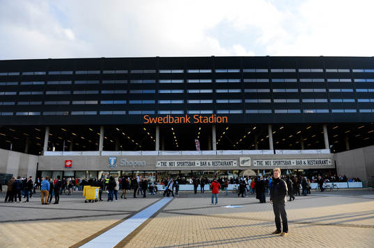 Folkmassa som vill in på matchen köar utanför, Swedbank