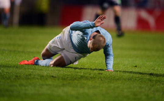 Daniel Larsson, Malmö FF, depp, slår i marken