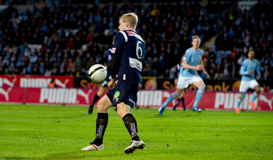 Pär Asp, Gefle, får bollen på handen och Malmö FF vill