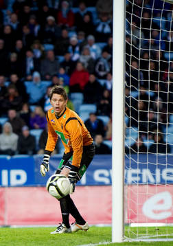 Mattias Hugosson, målvakt, Gefle, räddas av stolpen