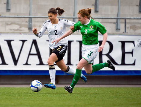 Claire Savin, Tyskland och Laura Nicholas, Nordirland