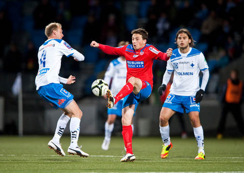 Adrian Gashi, Helsingborg får inte koll på bollen mellan