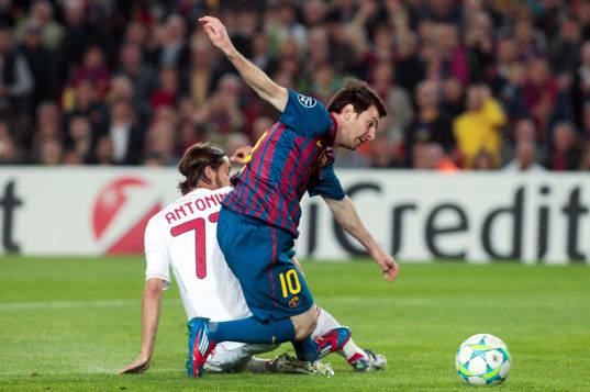 Lionel Messi, Barcelona och Luca Antonini , Milan