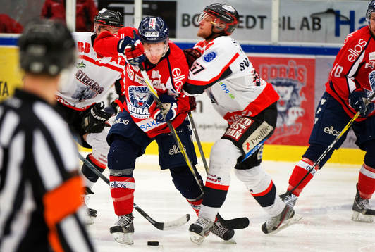 Erik Andersson, Borås, tacklas av Thomas Svärdström,