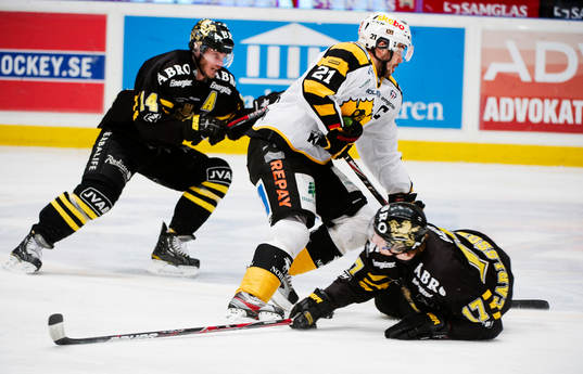 Jimmie Ericsson, Skellefteå, dribblar sig förbi Daniel