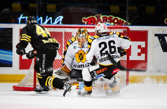 Josh MacNevin, AIK, oroar framför Joacim Eriksson,