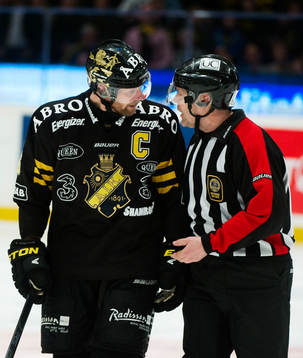 Dick Tärnström, AIK, samtalar med Thomas Andersson, domare