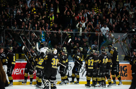 AIK-spelarna tackar publiken