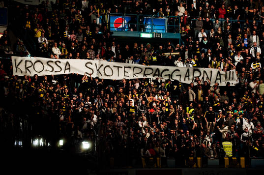 AIK-klacken med texten "Krossa skoterraggarna"