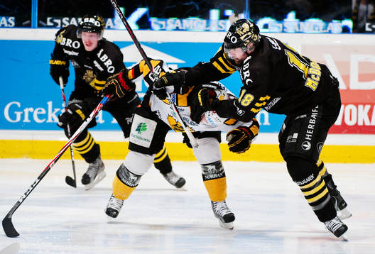 Kent McDonell, AIK, trycker ned Erik Forssell, Skellefteå