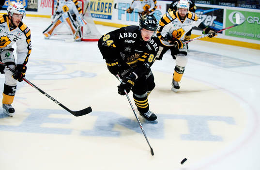 Patric Blomdahl, AIK, jagar pucken