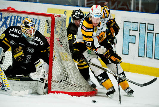 Viktor Fasth, målvakt, AIK, utmanas av Lee Goren,