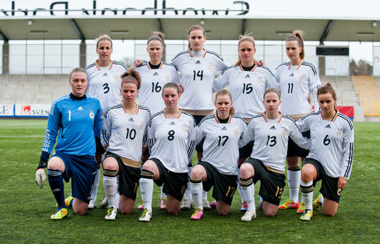 Lagbild, startelva, bak fr.v. Jennifer Cramer, Jessica