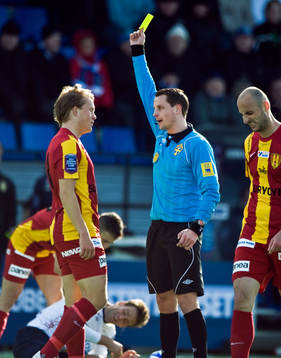 Andreas Ekberg, domare ger Anders Bååth, Syrianska gult