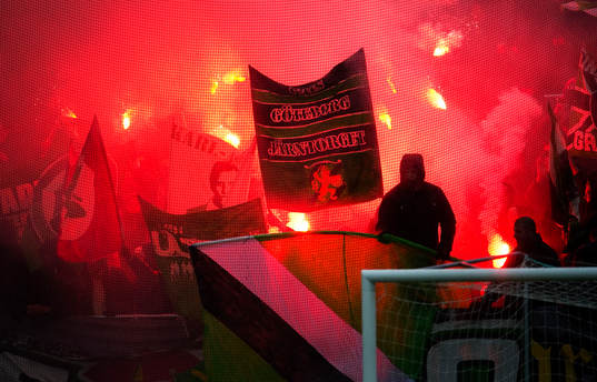 GAIS-klacken tände bengaleldar vid matchstart. Bengalisk