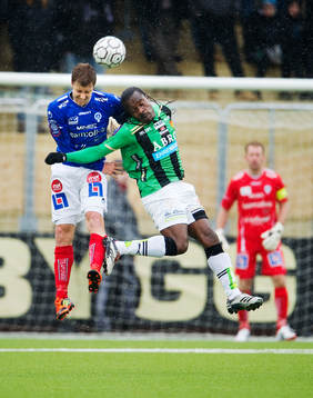 Daniel Hallingström, Åtvidaberg, i en nickduell med Peter