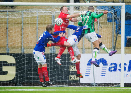 Mervan Celik, GAIS, är nära att nicka in bollen bakom