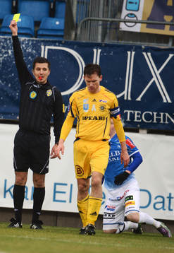Bojan Pandzic, domare, gult kort, varning till Marcus