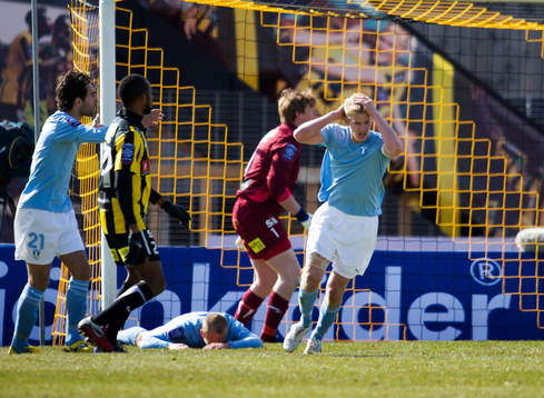 Daniel Larsson, Malmö FF, skjuter över på friläge,