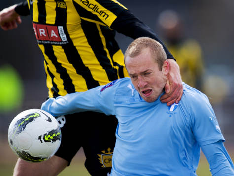 Daniel Larsson, Malmö FF, dras ner och får straff