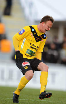 Marcus Ekenberg, Mjällby, får en smäll på låret.