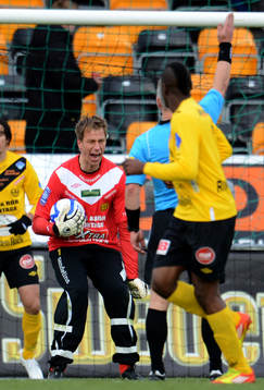 Mattias Asper, målvakt, Mjällby, skriker på domaren