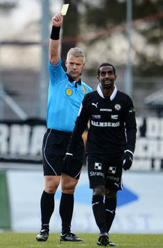 domare Tobias Mattsson, ger gult kort till Mohammed Saeid,