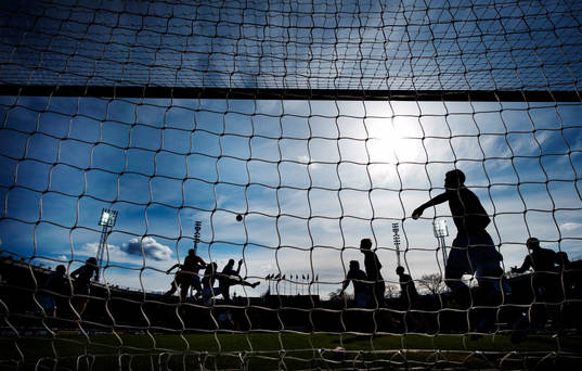 Kasper Jensen, målvakt, Djurgården, boxar bort bollen på