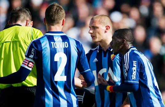 Marc Pedersen och Yussif Chibsah, Djurgården, pratar med
